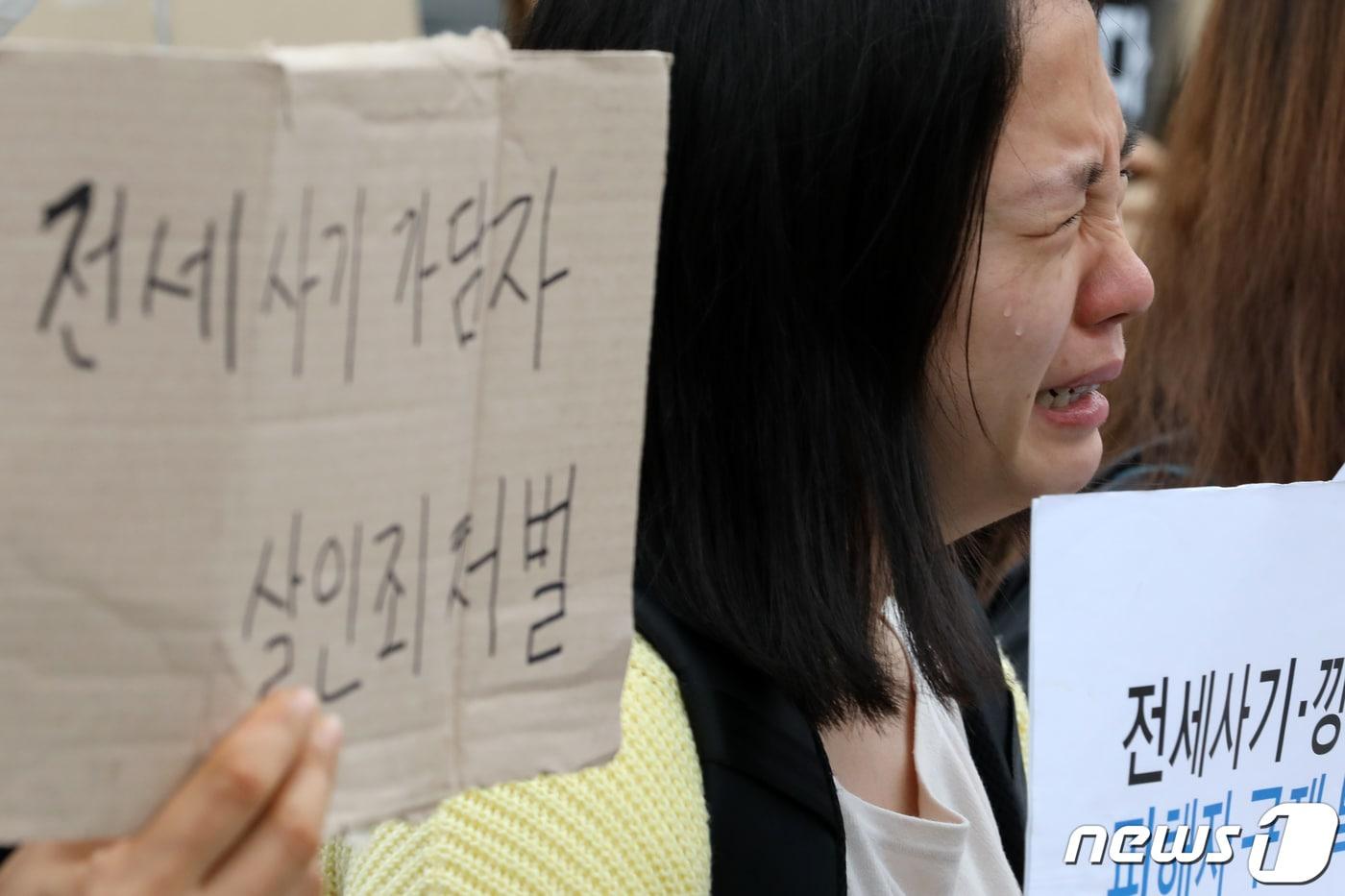 본문 이미지 - 20일 오전 서울 용산구 전쟁기념관 앞에서 전세사기 대책 관련 윤석열 대통령 면담요청 기자회견에서 전세사기 피해자가 눈물을 흘리고 있다. 2023.4.20/뉴스1 ⓒ News1 이승배 기자