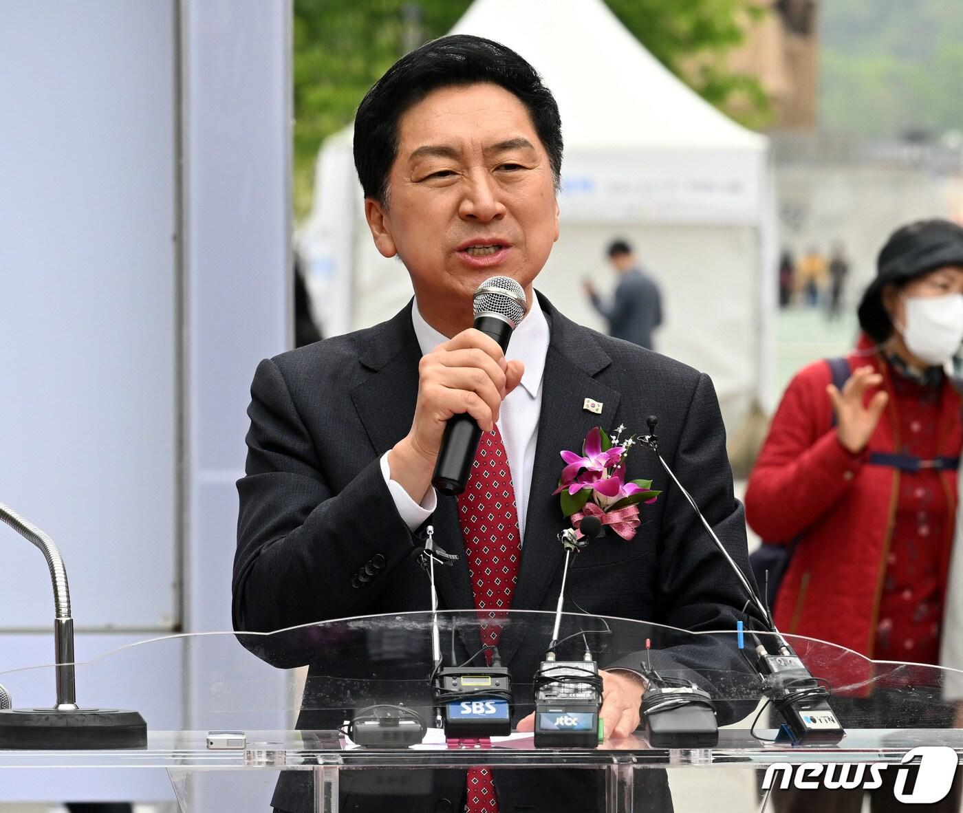 본문 이미지 - 김기현 국민의힘 대표가 20일 서울 광화문광장에서 열린 제59회 한국보도사진전 개막식에서 축사를 하고 있다. 2023.4.20/뉴스1 ⓒ News1 사진공동취재단