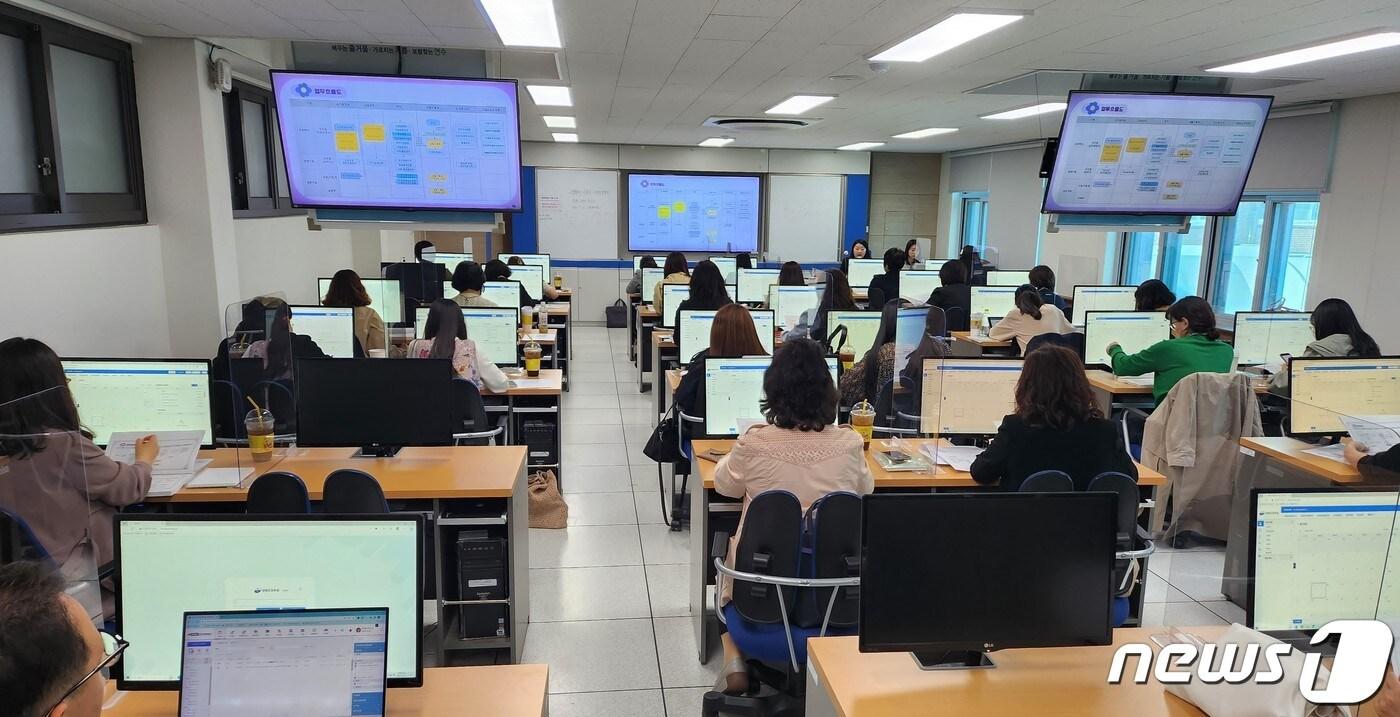 19일 공·사립 유치원 교사들이 지능형 나이스 시스템 활용 연수를 받고 있다.(충남교육청 제공)/뉴스1