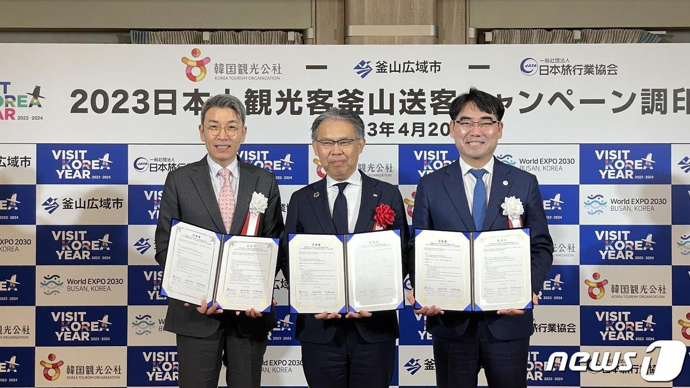 본문 이미지 - 20일 일본 후쿠오카에서 열린 2023 일본인 관광객 부산 송객 캠페인 조인식. 이재환 한국관광공사 부사장(왼쪽부터), 시노자키 카즈토시 일본여행업협회 규슈지부장, 이성권 부산시 경제부시장 (한국관광공사 제공)