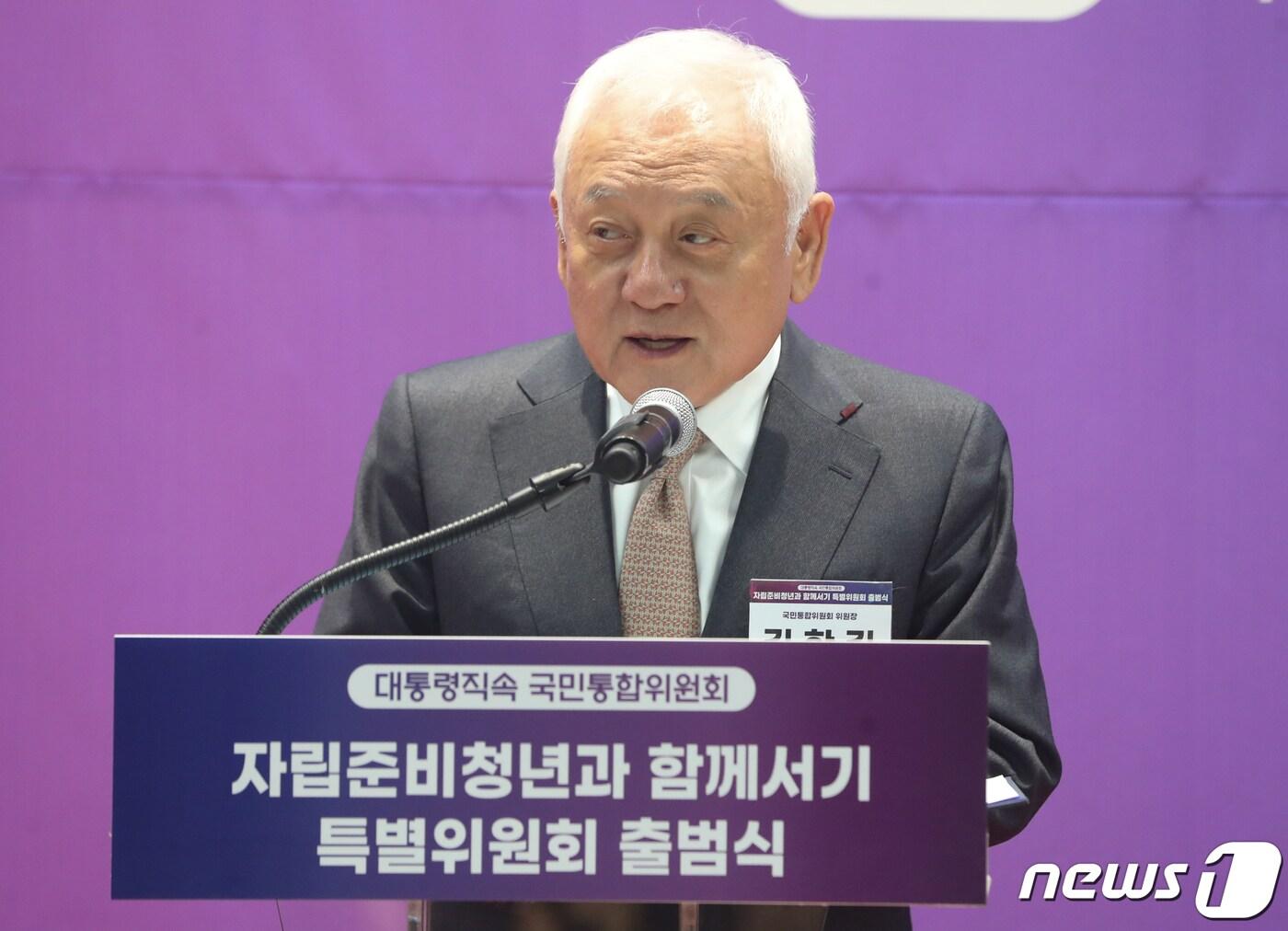 본문 이미지 - 김한길 대통령 직속 국민통합위원회 위원장이 20일 서울 용산구 서울시청년활동지원센터에서 열린 자립준비청년과 함께서기 특별위원회 출범식에서 인사말을 하고 있다. 2023.4.20/뉴스1 ⓒ News1 허경 기자