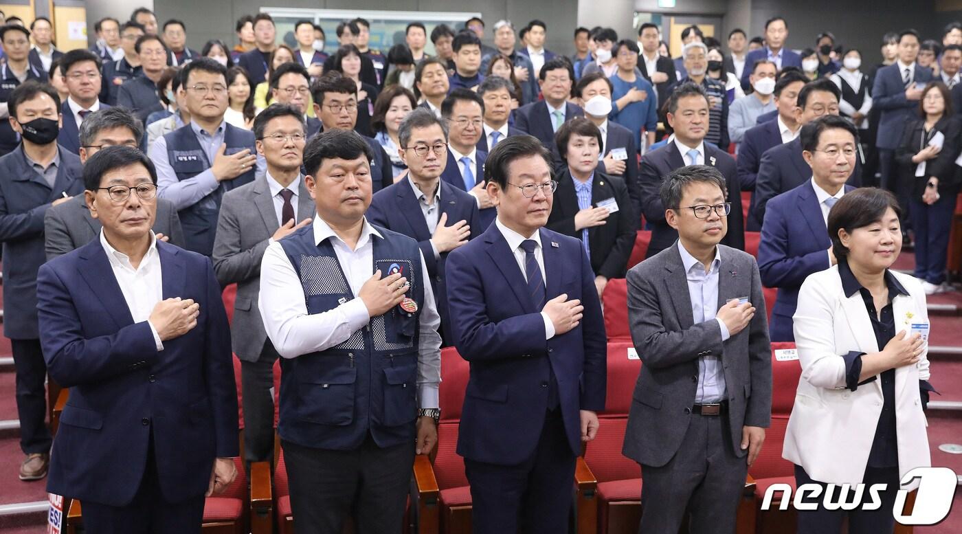 본문 이미지 - 이재명 더불어민주당 대표, 류기섭 한국노총 사무총장, 박홍배 전국노동위원장 등 참석자들이 20일 서울 여의도 국회 의원회관에서 열린 제5기 전국노동위원회 및 제2기 노동존중실천단 출범식에서 국민의례를 하고 있다. 2023.4.20/뉴스1 ⓒ News1 임세영 기자