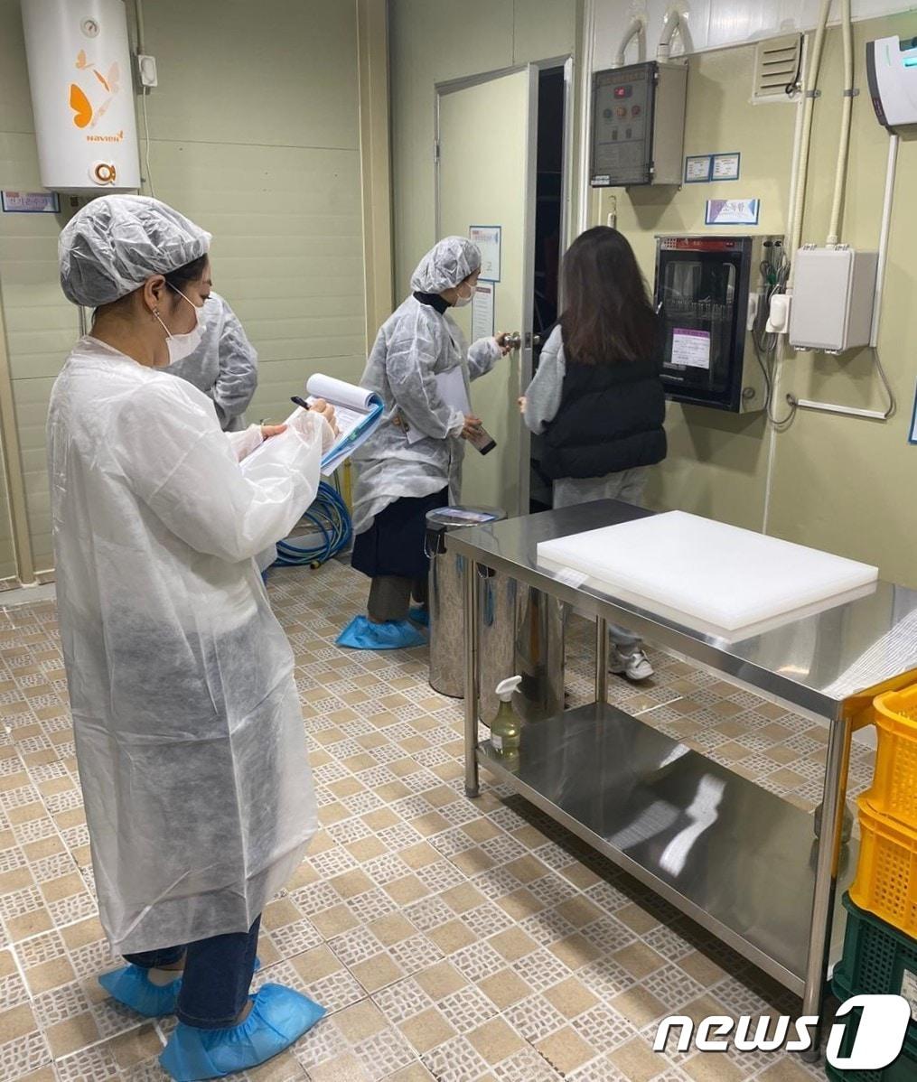 본문 이미지 - 경남도교육청 학교급식 납품업체 특별점검반이 업체 내부를 점검하고 있다.(경남도교육청 제공) 