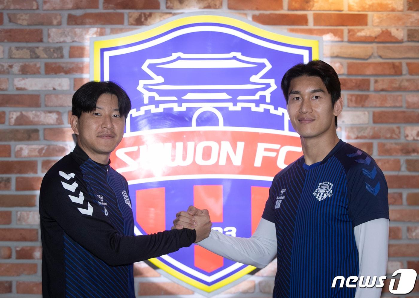 수원FC 박주호&#40;왼쪽&#41;, 이용이 20일 오후 경기 수원시 수원종합운동장에서 뉴스1과 인터뷰를 하고 있다. 2023.4.20/뉴스1 ⓒ News1 신웅수 기자