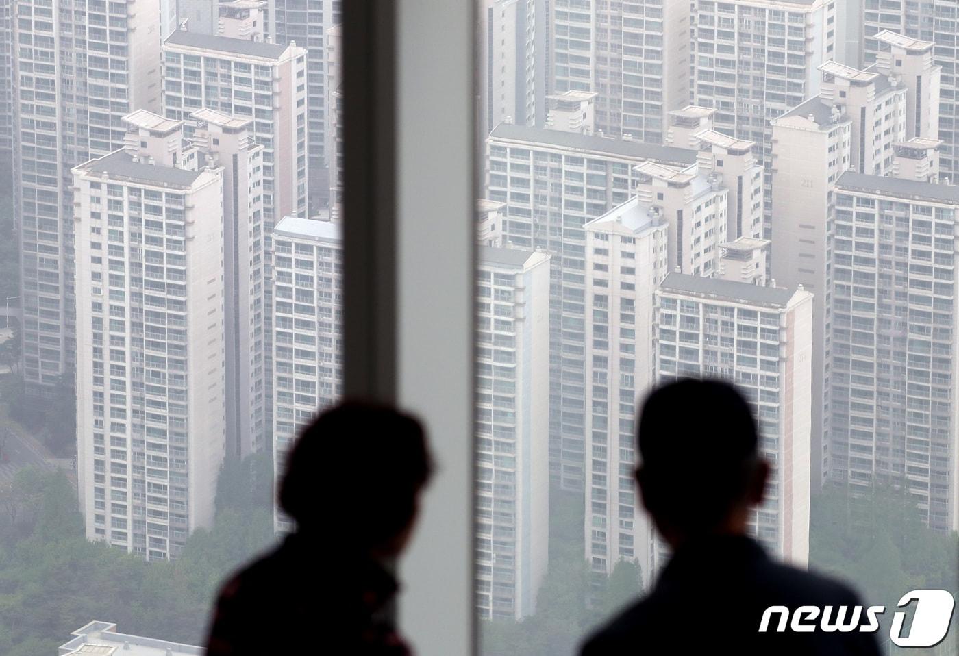 서울 송파구 롯데월드타워 전망대 '서울스카이'에서 바라본 아파트 단지의 모습. 2023.4.20/뉴스1 ⓒ News1 구윤성 기자