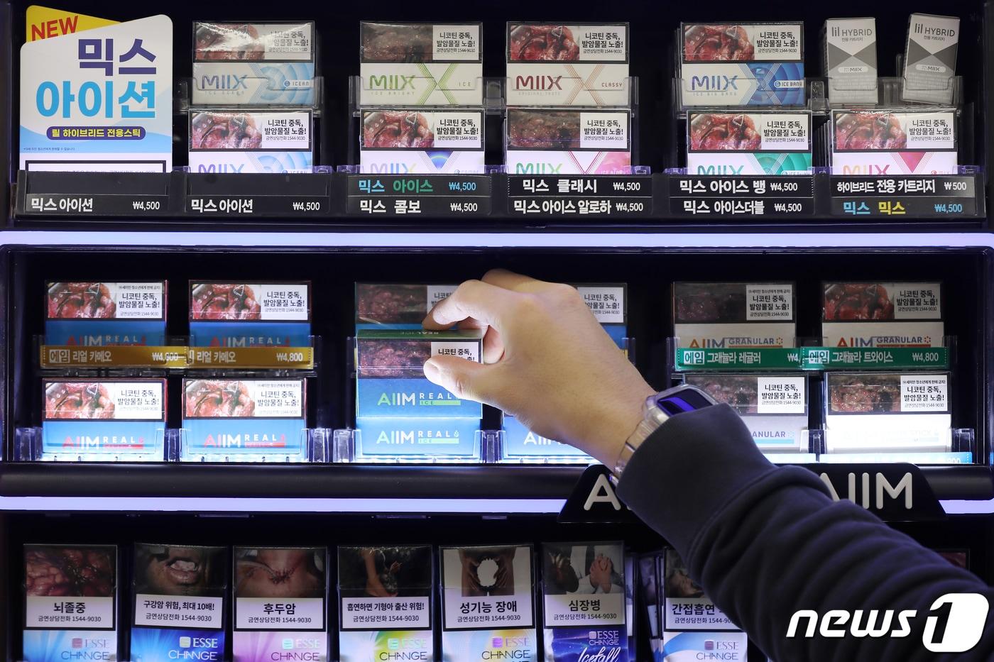 본문 이미지 - 서울의 한 편의점에서 궐련형 전자담배 전용 스틱이 판매되고 있다. 2023.4.20 ⓒ 뉴스1 민경석 기자