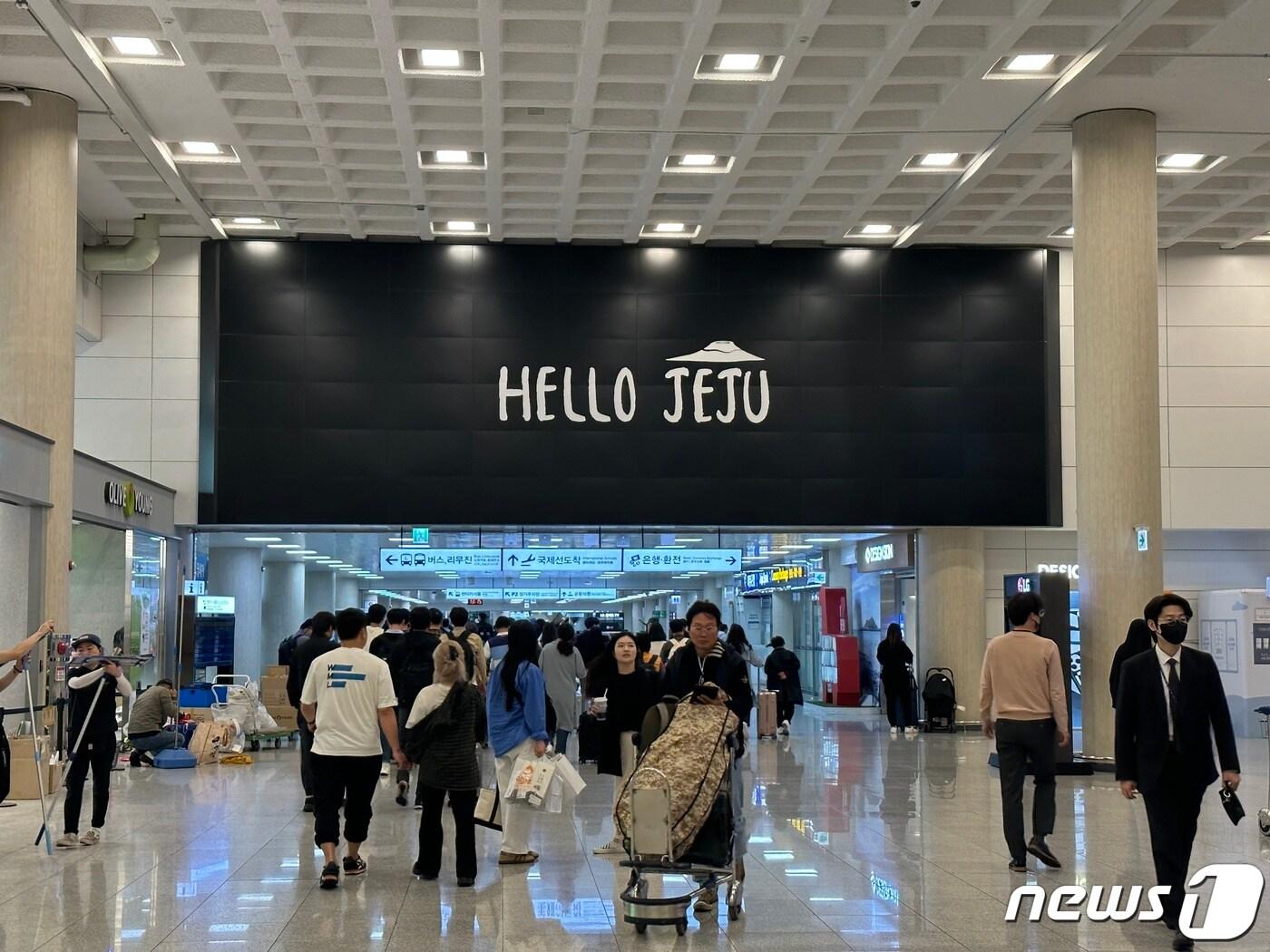 본문 이미지 - 제주공항 국내선 입국장의 모습 2023.4.20/뉴스1 ⓒ News1 금준혁 기자