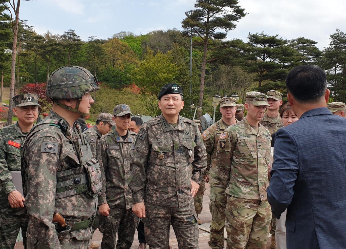 본문 이미지 - 김승겸 합참의장(가운데)이 20일 경북 성주 소재 주한미군 사드기지에서 한미 장병들을 격려하고 있다.(합참 제공)