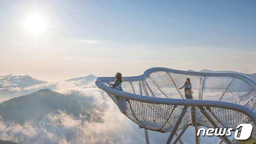 본문 이미지 - 토마무 산위에 자리한 호시노 리조트 토마무(호시노 리조트 토마무 제공)