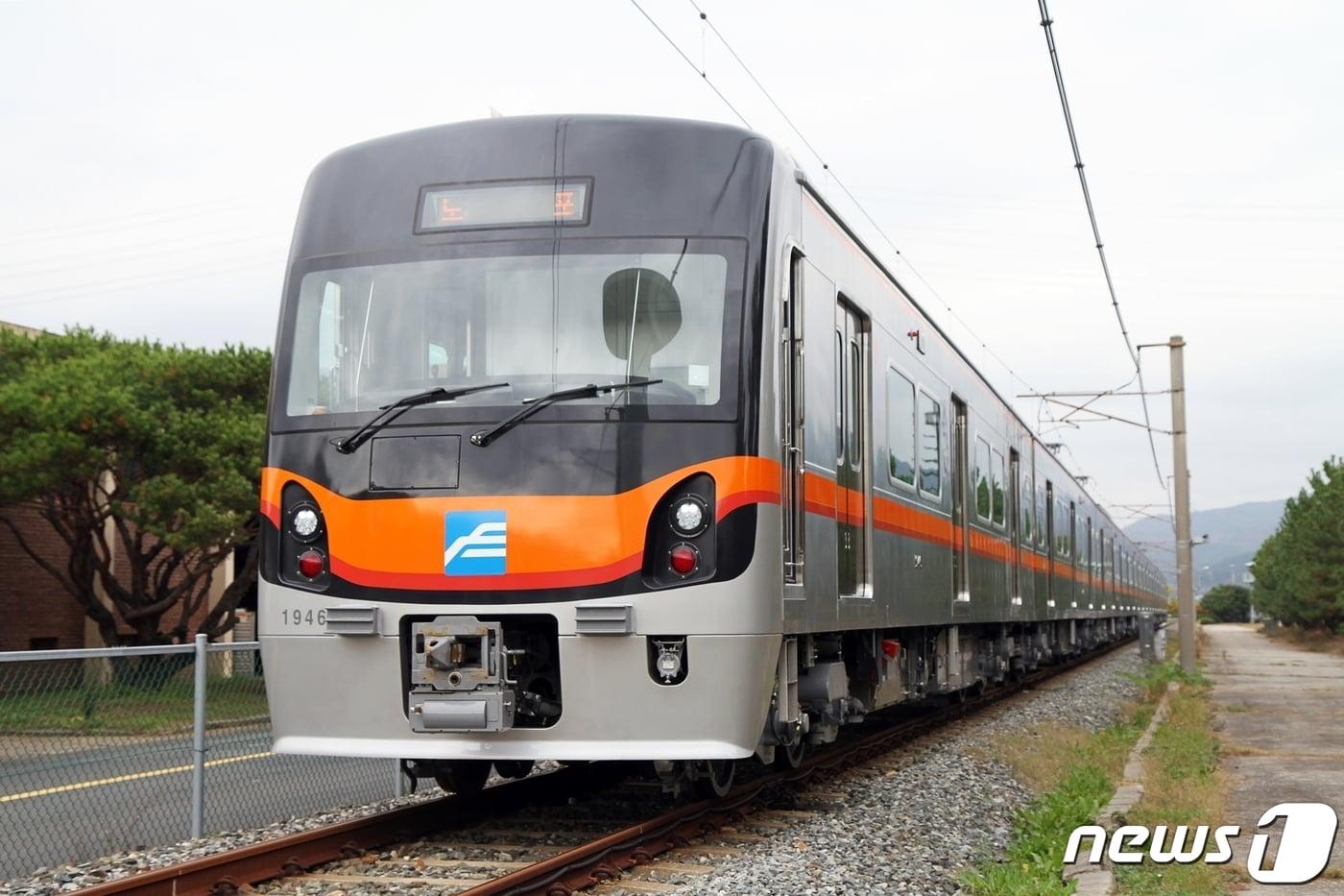 부산 지하철 1호선에 투입될 신조전동차 외관 모습.(부산교통공사 제공)