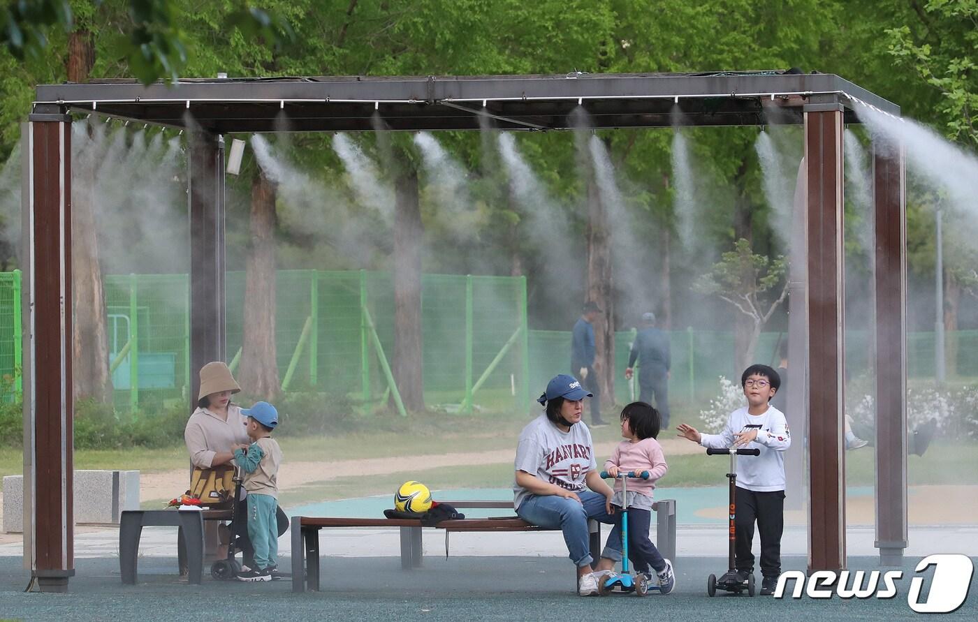 대구의 낮 최고기온이 29.4도까지 오른 20일 오후 대구 수성구 고모동 수성패밀리파크를 찾은 시민들이 쿨링포그&#40;안개형 냉각 시스템&#41;가 가동된 벤치에서 때 이른 더위를 식히고 있다. 2023.4.20/뉴스1 ⓒ News1 공정식 기자