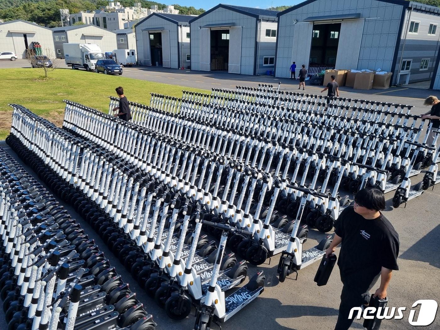 본문 이미지 - 스윙은 2022년 모빌리티 기기 약 5만대를 도입했다. 스윙 운영캠프에서 출고 대기 중인 모빌리티 기기 전경.(더스윙 제공)