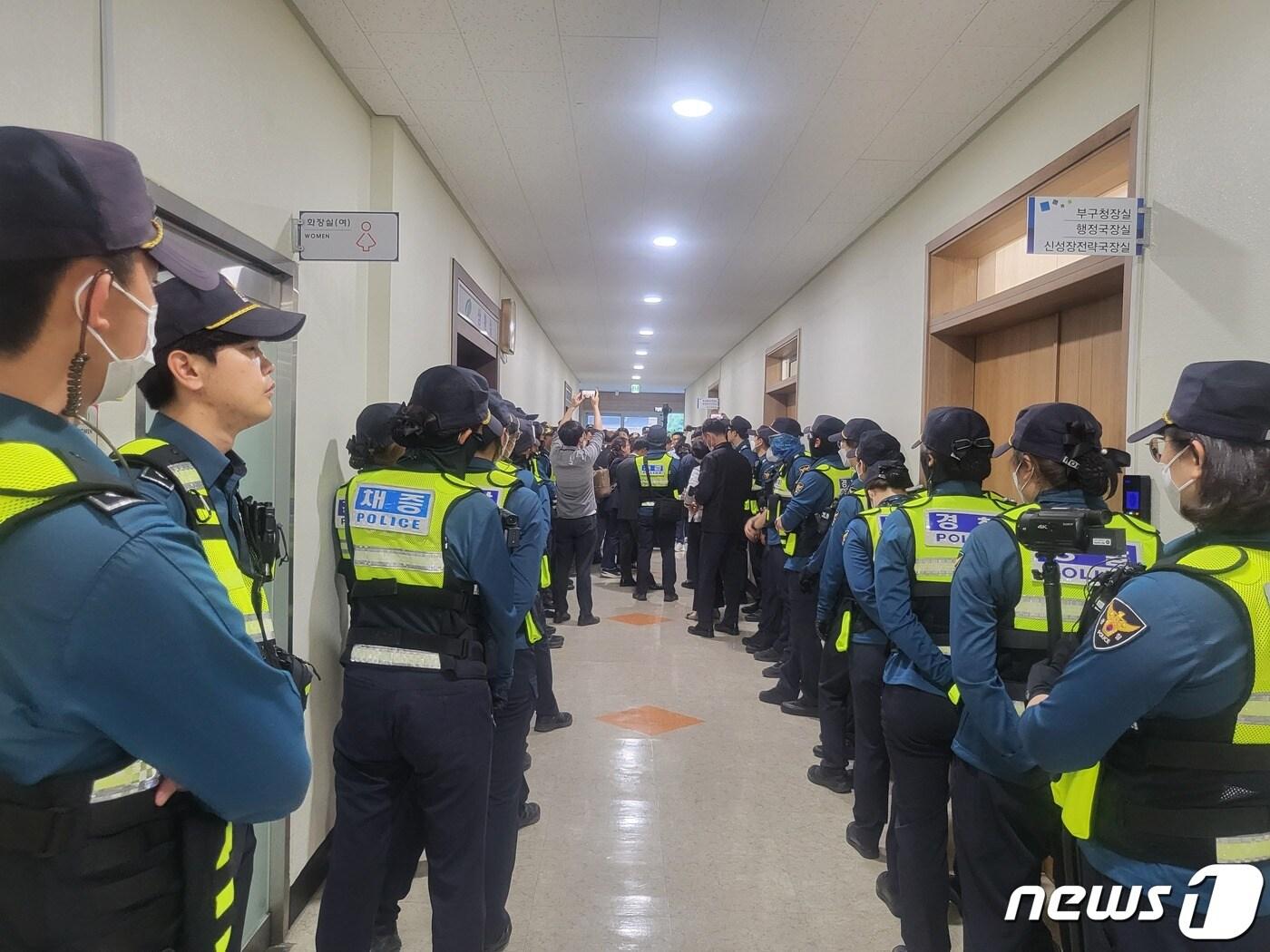 본문 이미지 - 20일 대구 이슬람사원 건립 반대 비상대책위원회(대책위)는 북구청 도시국장실을 방문해 구청 행정에 대해 항의하자 경찰이 현장에서 대책위와 대치하고 있다.2023.4.20/뉴스1 ⓒ News1 이성덕 기자