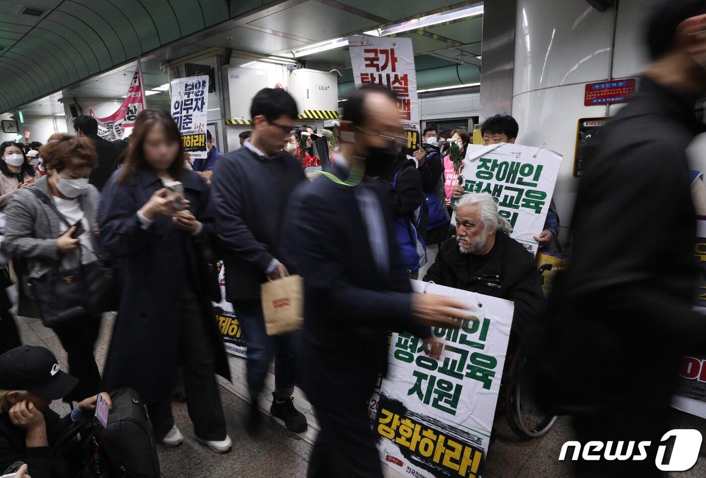 본문 이미지 - 박경석 전국장애인차별철폐연대(전장연) 상임공동대표가 서울 광화문역에서 지하철 탑승 시위에 앞서 발언하고 있다. 2023.4.21/뉴스1 ⓒ News1 신웅수 기자