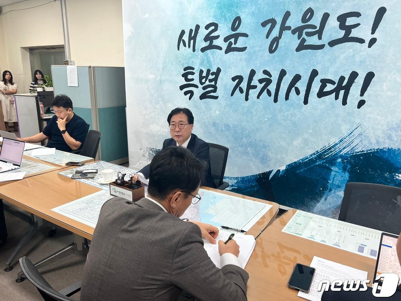 본문 이미지 - 김한수 강원도기획조정실장이 21일 도청 기자실에서 긴급 기자간담회를 열고 동해안권경제자유구역 망상1지구 감사 계획에 대해 발표하고 있다.2023.4.21 한귀섭 기자