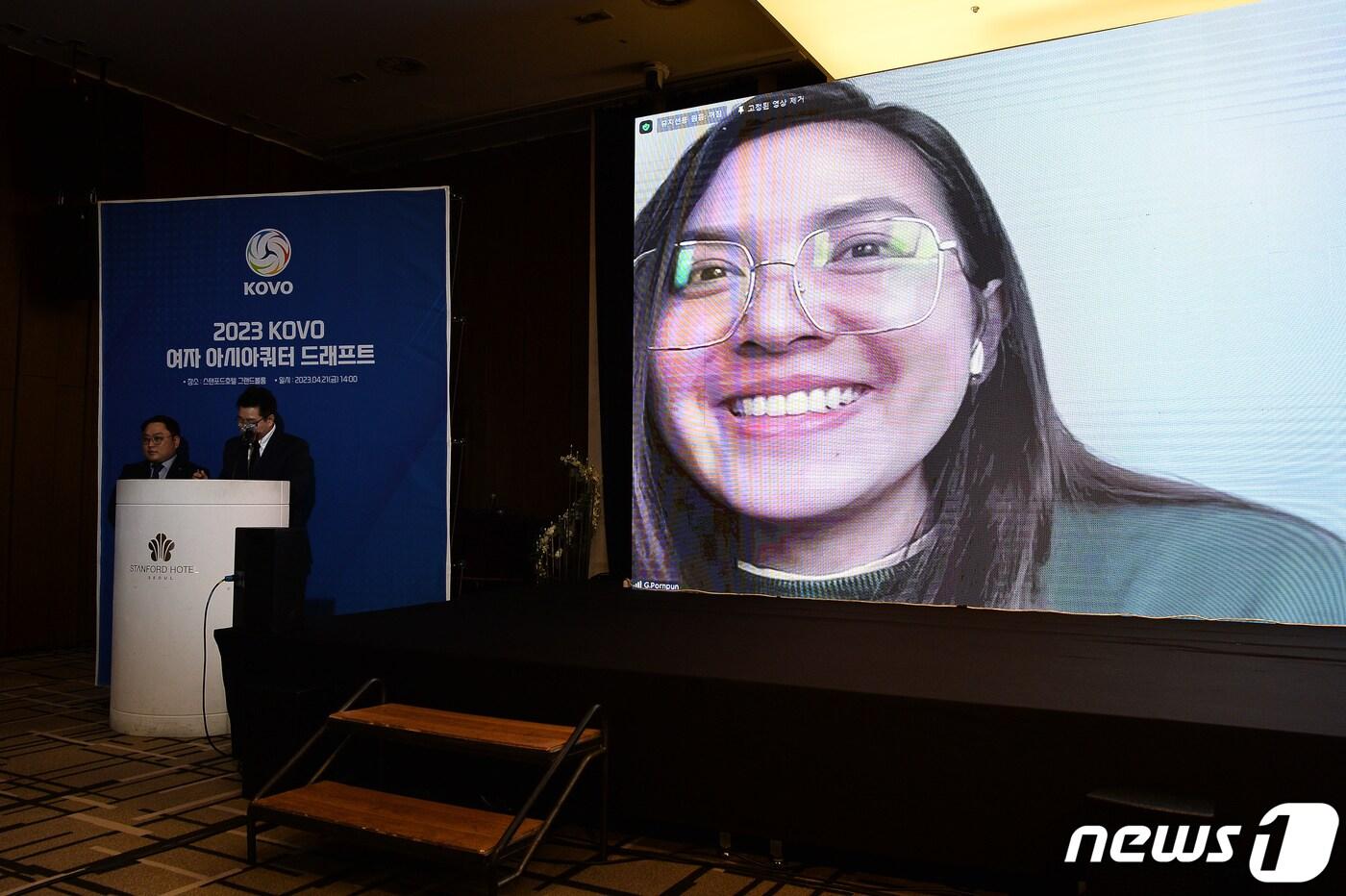 본문 이미지 - 태국 국가대표 폰푼 게드파르드가 21일 오후 서울 상암동 스탠포드 호텔에서 열린 2023 한국배구연맹(KOVO) 여자 아시아쿼터 드래프트에 화상으로 참석, IBK기업은행 1순위로 지명된 소감을 밝히고 있다. 이날 폰푼은 "한국 배구의 정신력과 마음가짐을 배우겠다＂고 말했다. (한국배구연맹 제공) 2023.4.21/뉴스1