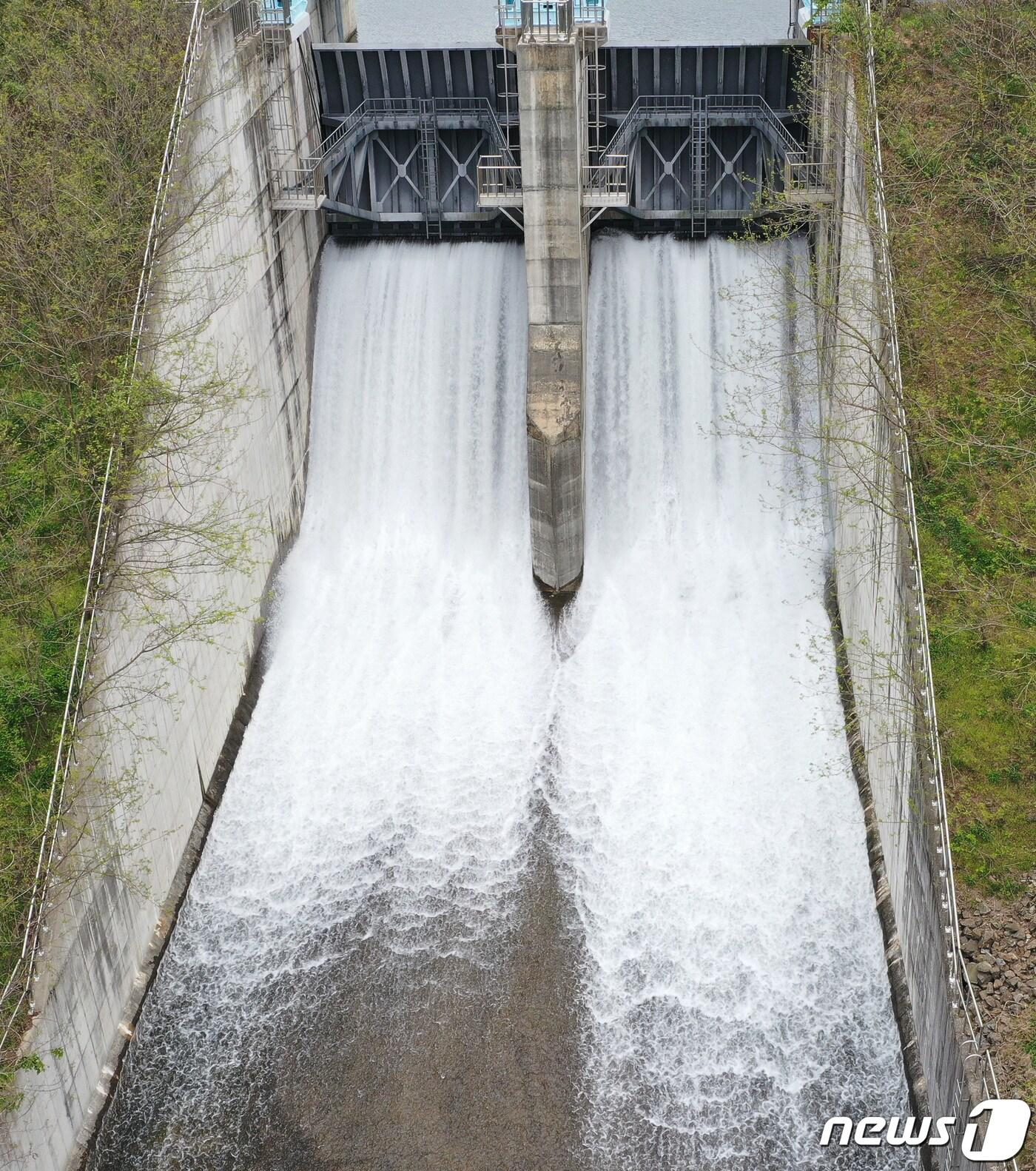 본문 이미지 - 한국농어촌공사가 농업용수를 공급하고 있다..(농어촌공사 제공)2023.4.21/뉴스1 ⓒ News1 박영래 기자