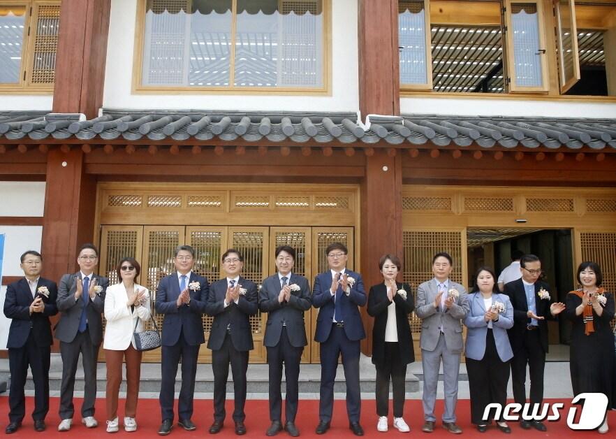 본문 이미지 - 전북 전주시를 찾는 관광객들에게 다양한 정보와 휴식·편의 서비스를 제공할 거점 공간인 &#39;경기전 여행자 라운지&#39;가 21일 문을 열었다.&#40;전주시 제공&#41;2023.4.21/뉴스1