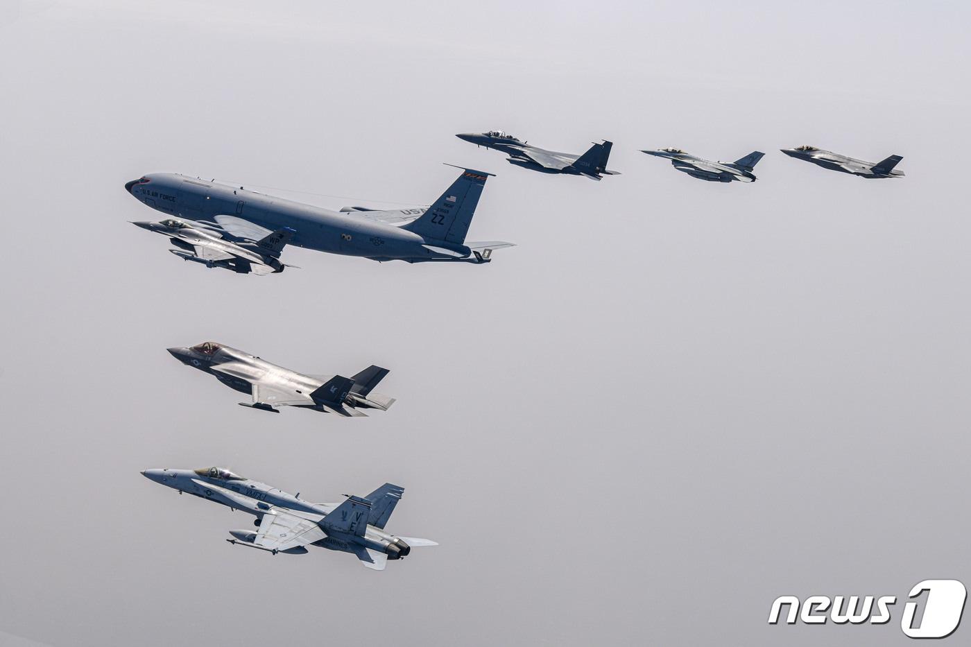 21일 광주기지에서 '2023년 연합편대군종합훈련'에 참가하는 한미 전력들이 동해상에서 연합 편대비행을 하고 있다. 왼쪽 아래부터 시계 방향으로 미 해병대 FA-18, F-35B, 미 공군 F-16, KC-135, 한 공군 F-15K, KF-16, F-35A. (공군 제공) 2023.4.21/뉴스1