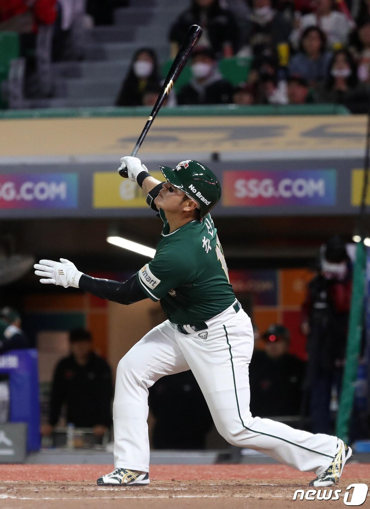 본문 이미지 - 21일 오후 인천 SSG랜더스필드에서 열린 프로야구 &#39;신한은행 SOL 2023 KBO리그&#39; 키움 히어로즈와 SSG 랜더스의 경기에서 SSG의 5회말 1사 1루 상황때 추신수가 뜬공을 바라보고 있다. 2023.4.21/뉴스1 ⓒ News1 구윤성 기자