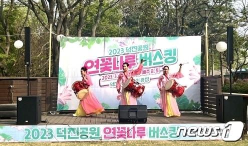 본문 이미지 - 전주덕진공원에서 매주 금요일과 토요일 오후, 상설 버스킹 공연이 펼쳐진다.(전주시 제공)/뉴스1