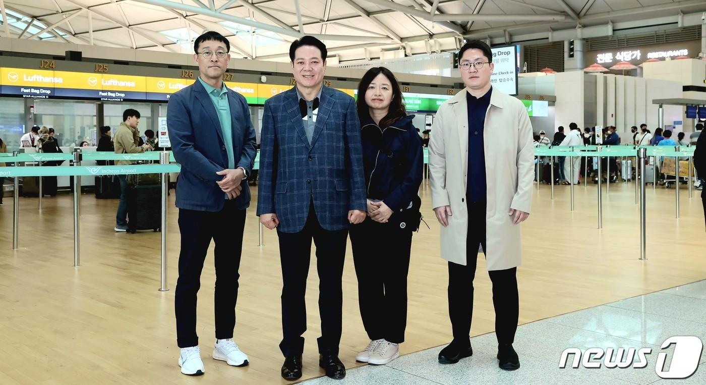 본문 이미지 - 최대호 안양시장(사진 왼쪽에서 두번째)은 22일 목민관클럽이 주최하는 해외정책연수를 위해 이탈리아로 출국했다.