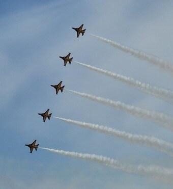 본문 이미지 - 공군 특수비행팀 블랙이글스가 22일 오전 수원 공군기지 상공에서 에어쇼를 펼치고 있다. 2023.4.22/뉴스1 ⓒ News1 박응진 기자