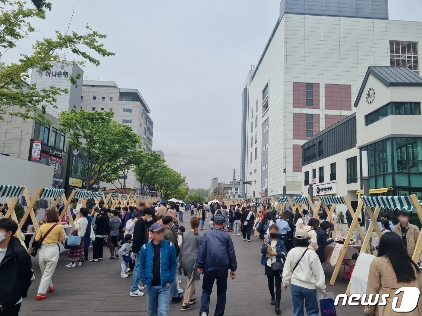 본문 이미지 - 주말인 22일 강원 강릉월화거리에서 열린 '강릉산불 피해극복 응원 플리마켓'에 관광객들이 몰려 있다. 2023.4.22/뉴스1 윤왕근 기자