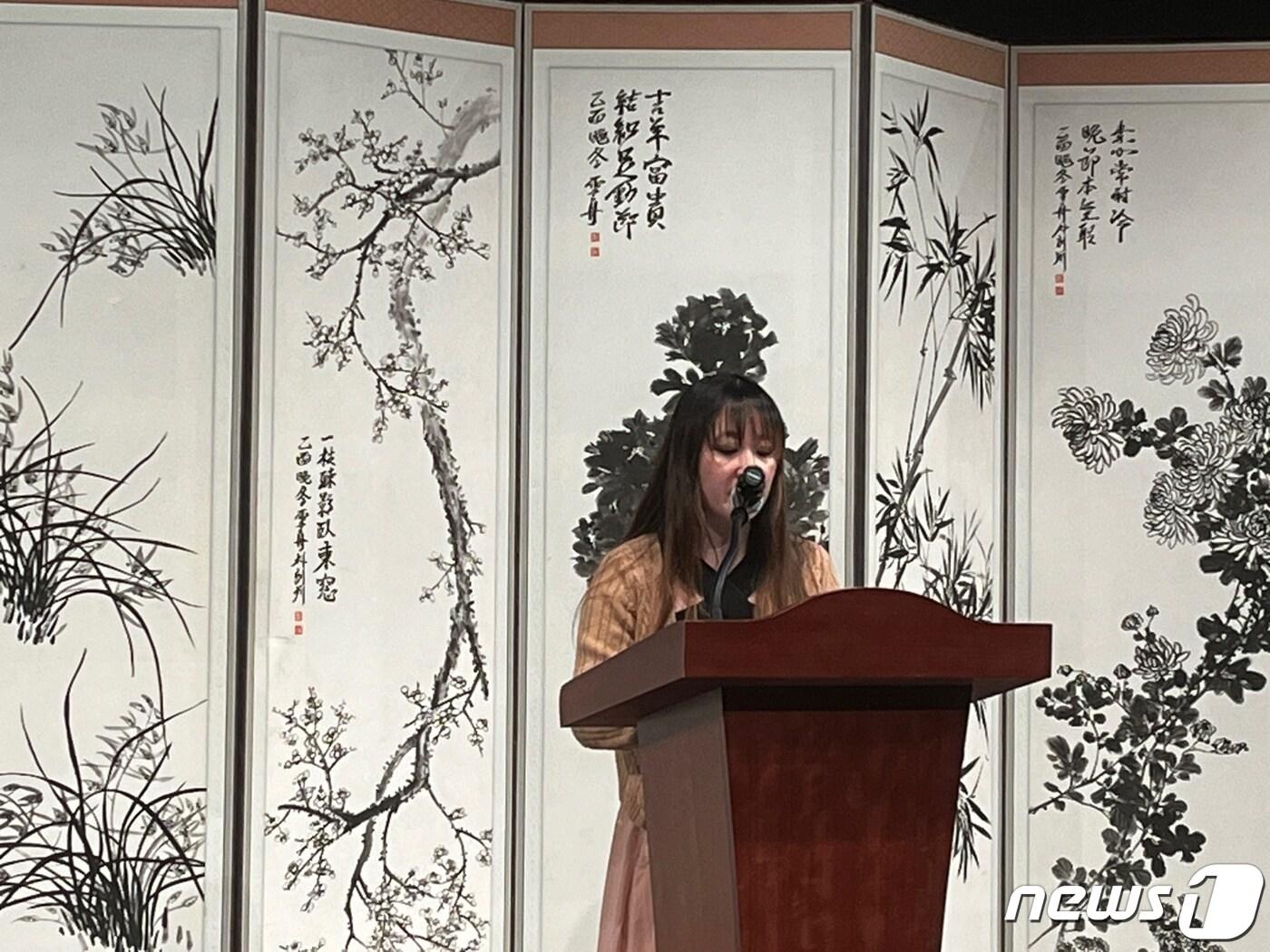 본문 이미지 - 해외 입양인 린 스타란스키(한국명 유정란·35·여)씨가 22일 오후 2시 서울 강남구 삼성동에서 열린  '민속극장 풍류'에서 열린 '서해안배연신굿 및 대동굿' 공연에 참석해 발언하고 있다.ⓒ 뉴스1