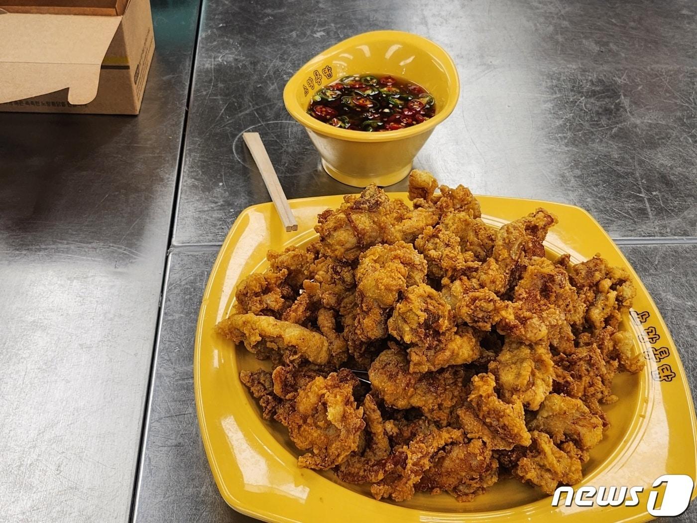 본문 이미지 - 노랑통닭의 신메뉴 '알싸한 청양치킨'.2023.04.21/뉴스1 ⓒ News1 이상학기자