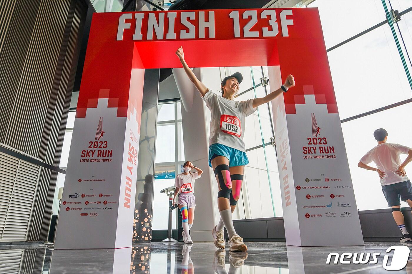 2023 스카이런(SKY RUN)을 완주한 참가자가 123층 피니시라인을 통과하고 있다.(롯데물산 제공)