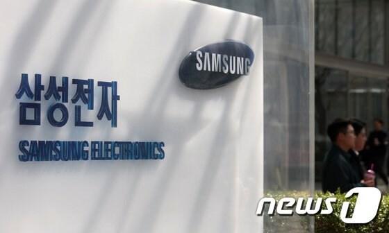 본문 이미지 - 서울 서초구 삼성전자 본사에서 직원들이 오가고 있다. 2023.3.21/뉴스1 ⓒ News1 구윤성 기자