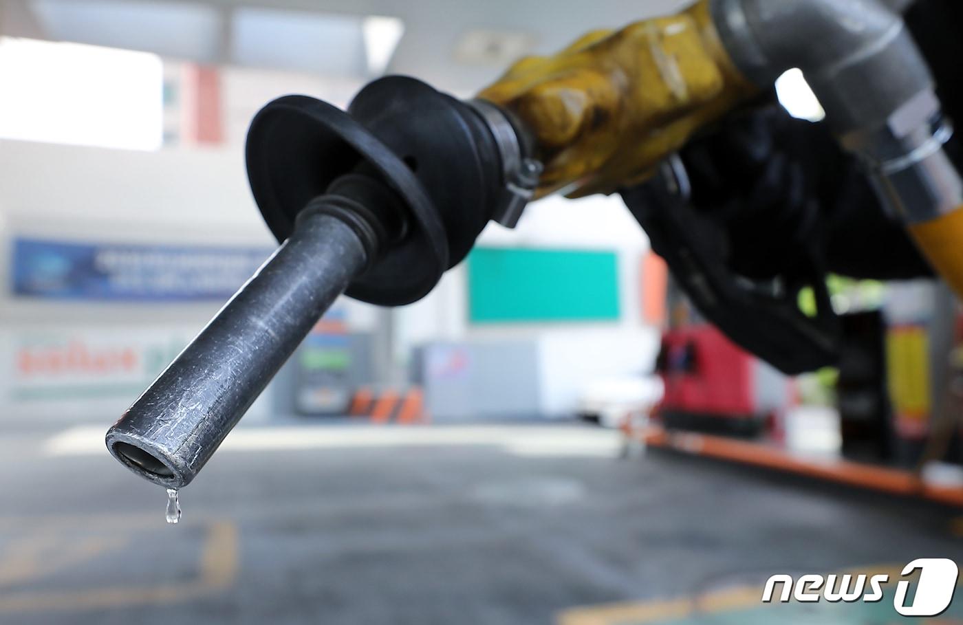 서울 도심의 한 주유소에서 직원이 주유를 마친 차량에서 주유건을 뽑고 있다.ⓒ News1 박정호 기자