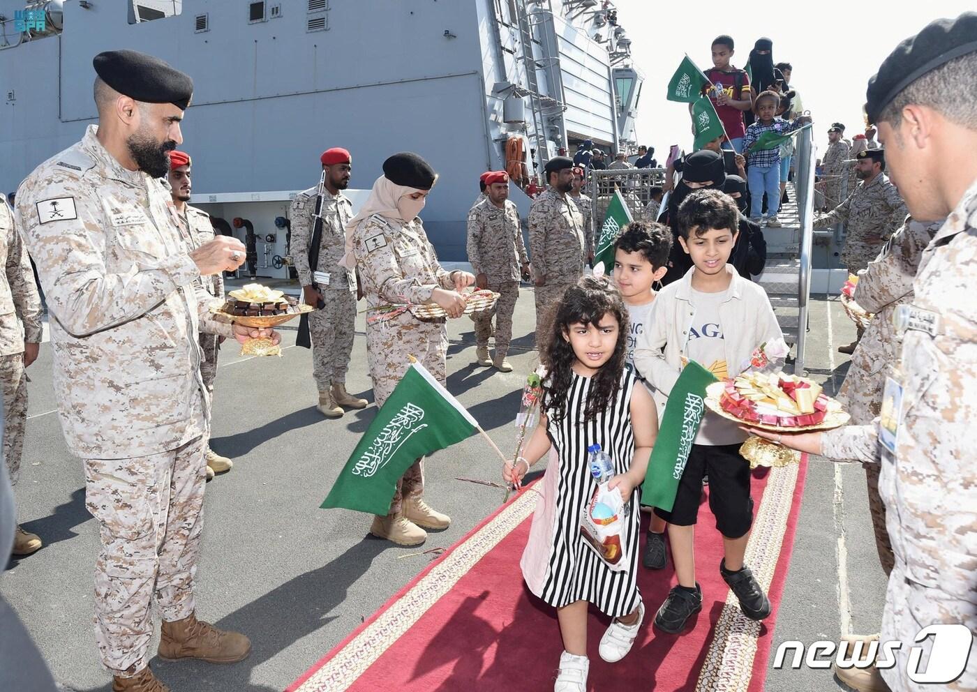 본문 이미지 - 22일(현지시간) 교전 중인 수단에서 사우디아라비아 제다로 무사히 탈출에 성공한 사우디아라비아 어린이들이 환영을 받고 있다. 2023.4.22 ⓒ 로이터=뉴스1 ⓒ News1 정윤미 기자