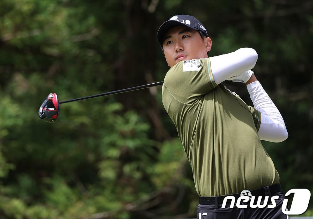 본문 이미지 - 조우영이 23일 제주 골프존카운티 오라 동,서 코스(파72/ 7,195야드)에서 열린 KPGA 코리안투어 '골프존 오픈 in 제주' 최종라운드에서 4번홀 드라이버 티샷을 하고 있다. (KPGA 제공) 2023.4.23/뉴스1