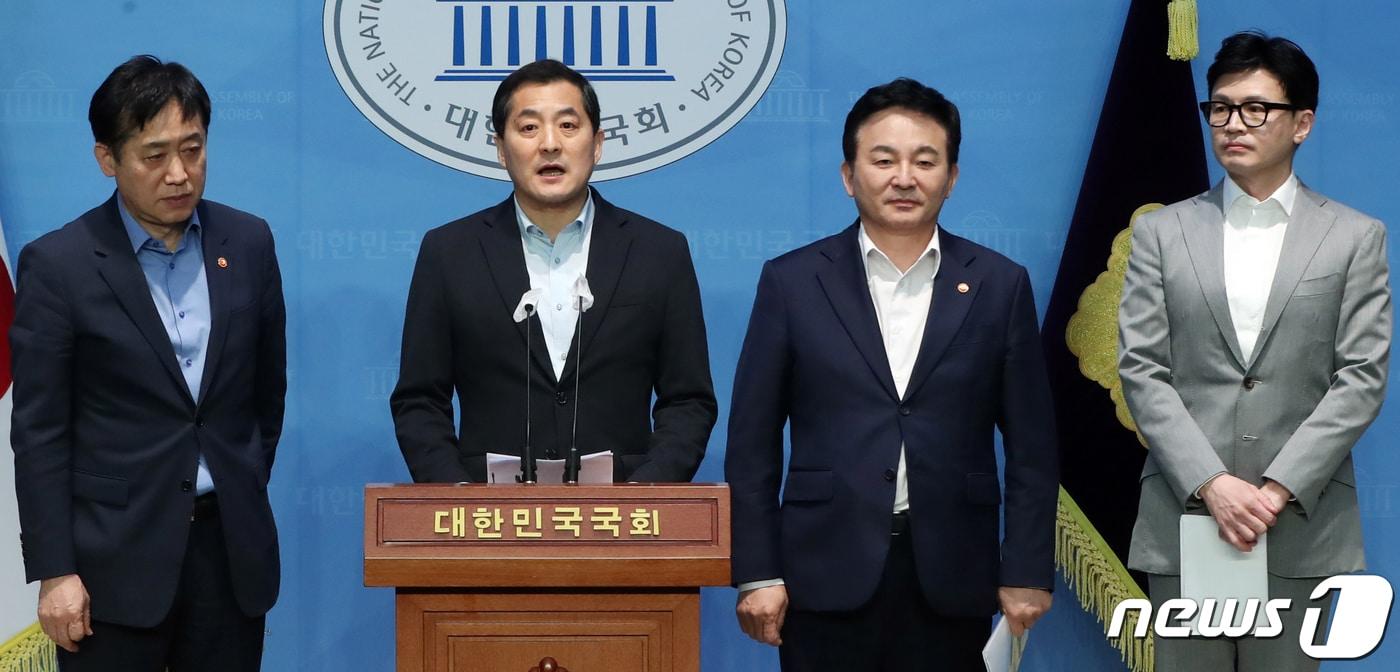 본문 이미지 - 박대출 국민의힘 정책위의장이 23일 오후 서울 여의도 국회에서 당·정 전세사기대책 관련 브리핑을 하고 있다. 왼쪽부터 김주현 금융위원장, 박 의장, 원희룡 국토교통부 장관, 한동훈 법무부 장관. 2023.4.23/뉴스1 ⓒ News1 황기선 기자