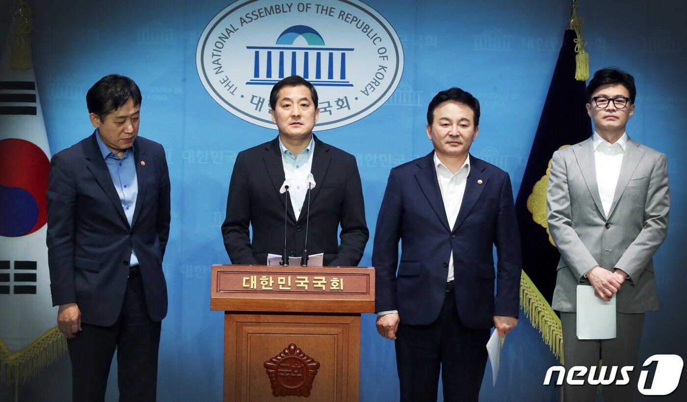 본문 이미지 - 박대출 국민의힘 정책위의장이 23일 오후 서울 여의도 국회에서 당·정 전세사기대책 관련 브리핑을 하고 있다. 왼쪽부터 김주현 금융위원장, 박 의장, 원희룡 국토교통부 장관, 한동훈 법무부 장관. 2023.4.23/뉴스1 ⓒ News1 황기선 기자
