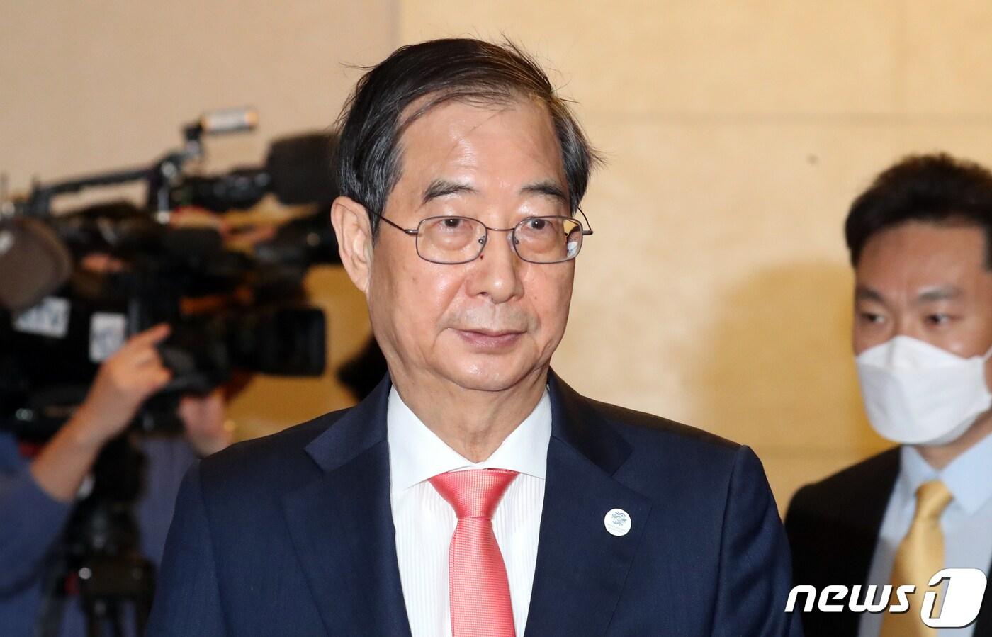 본문 이미지 - 한덕수 국무총리가 24일 오전 서울 종로구 세종대로 정부서울청사에서 열린 국무회의에 참석하고 있다. 2023.4.24/뉴스1 ⓒ News1 김명섭 기자