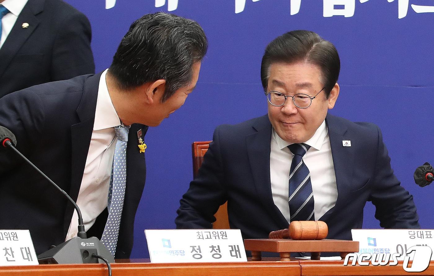 본문 이미지 - 이재명 더불어민주당 대표가 24일 오전 서울 여의도 국회에서 열린 최고위원회의에서 정청래 최고위원과 이야기를 나누고 있다. ⓒ News1 임세영 기자
