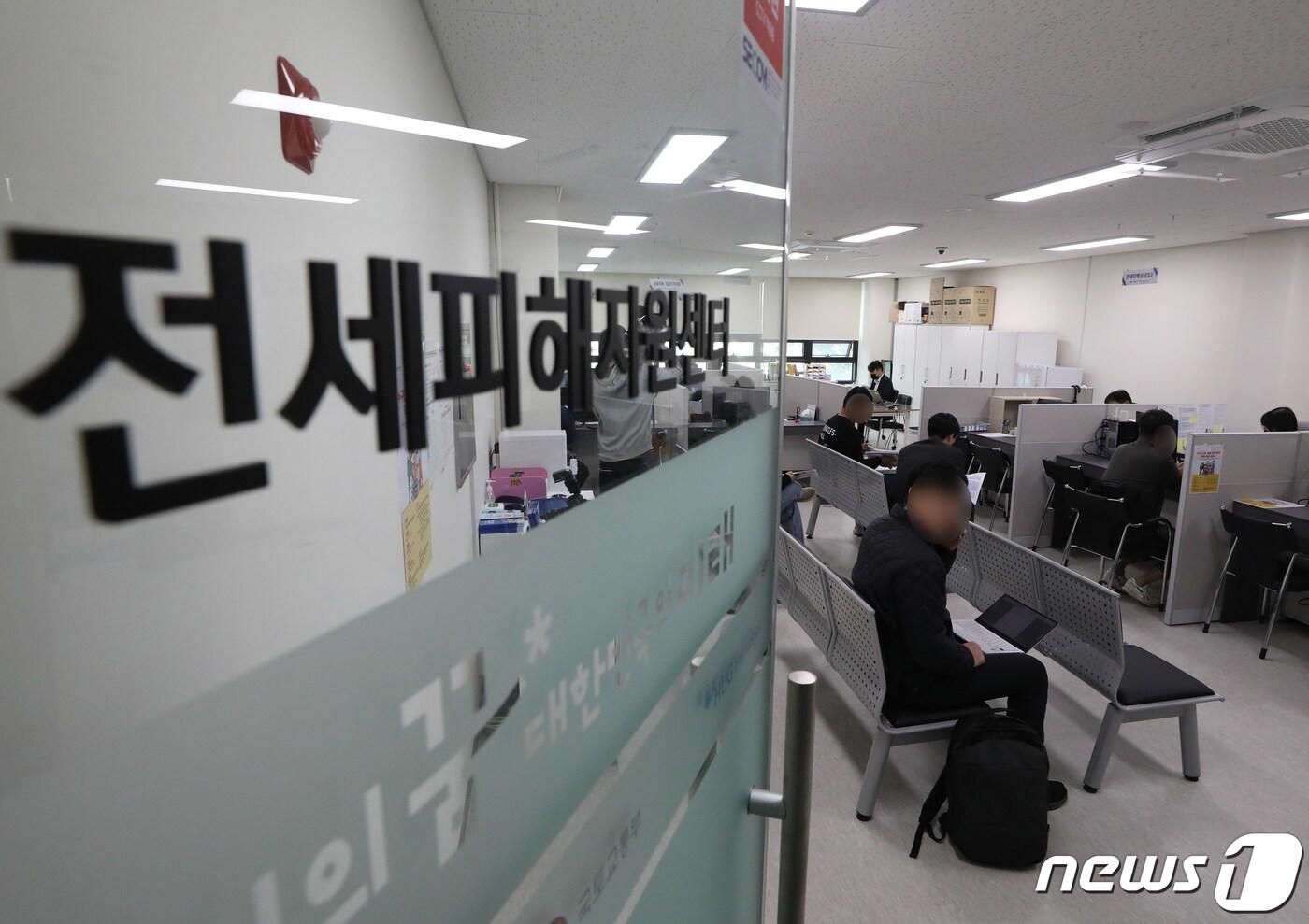 24일 오전 인천광역시 부평구 십정동 인천시 전세피해지원센터를 찾은 피해자 등이 상담을 받고 있다. 2023.4.24/뉴스1 ⓒ News1 박정호 기자