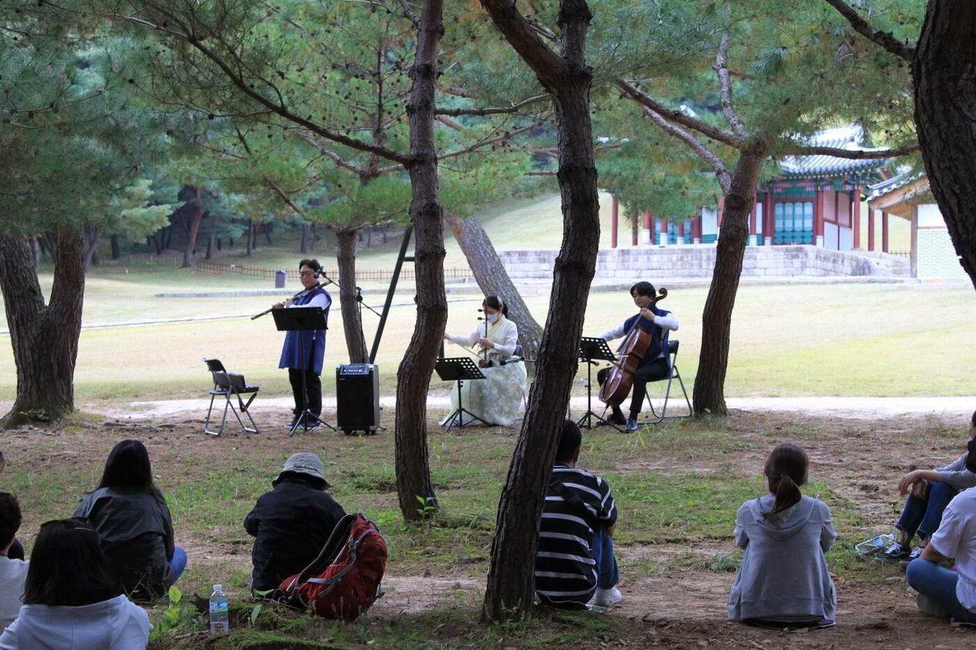 본문 이미지 - 2022년 '왕릉천행' 행사 모습. (문화재청 제공) 