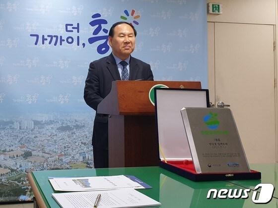본문 이미지 - 24일 충북 충주 탄금호 유람선 사업 논란이 계속되고 있다. 사진은 김정욱 코리아크루즈 대표.2023.4.24/뉴스1