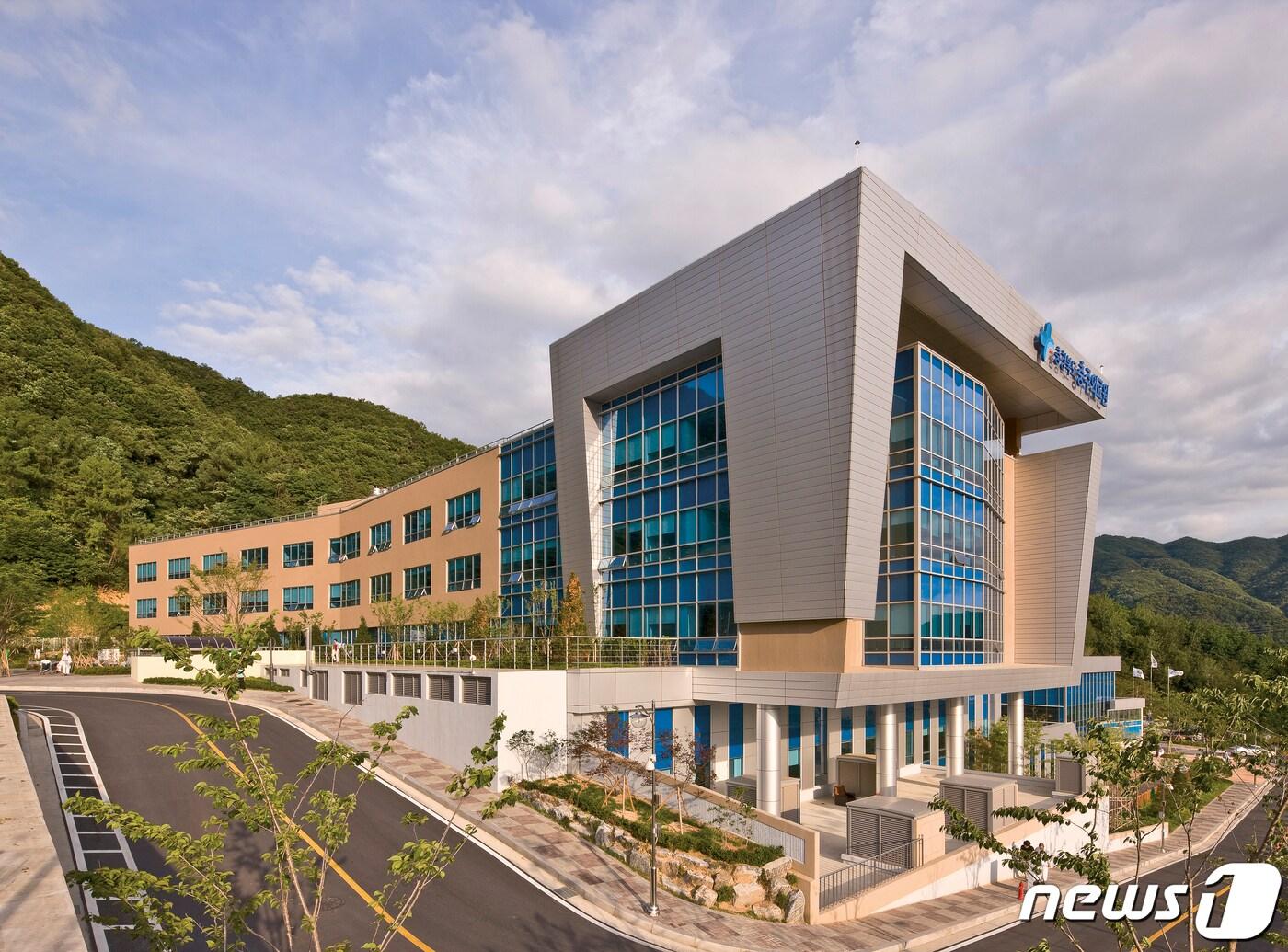 본문 이미지 - 24일 충북 충주의료원은 대한비뇨의학회에서 주관하는 '우수비뇨내시경실 인증'을 획득했다고 밝혔다. 사진은 충주의료원.(충주의료원 제공)2023.4.24/뉴스1