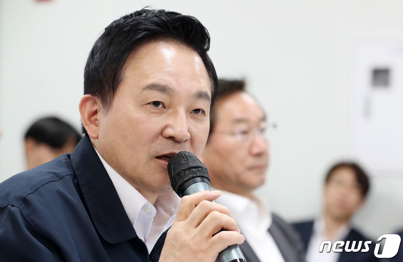 본문 이미지 - 원희룡 국토교통부 장관이 24일 인천 부평구 인천 전세피해지원센터에서 열린 전세사기 피해 대책회의에서 발언 하고 있다. (공동취재) 2023.4.24/뉴스1 ⓒ News1 박정호 기자