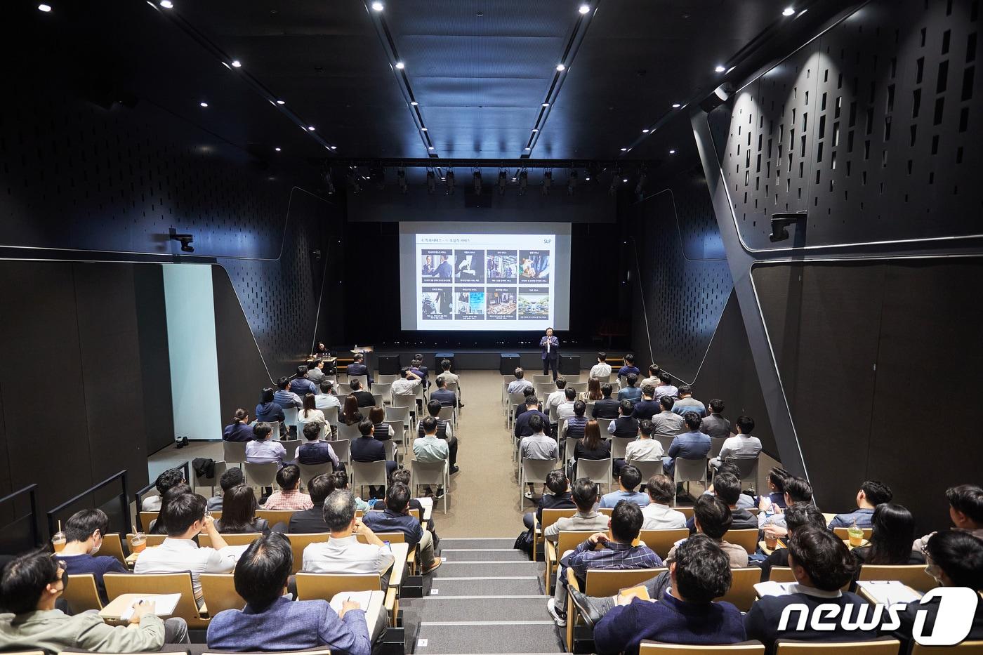 본문 이미지 - 한화 건설부문이 24일 서울 장교동 한화빌딩 오디토리움에서 임직원 대상 ‘프리미엄 주거서비스 트렌드 세미나’를 개최했다고 밝혔다(회사 제공).