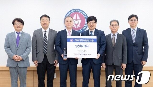 본문 이미지 - 양오봉 전북대학교 총장(왼쪽에서 세번째)이 24일 중간고시 기간 학생들을 위한 간식 나눔에 써 달라며 대학측에 1000만원을 쾌척했다.(전북대 제공)/뉴스1