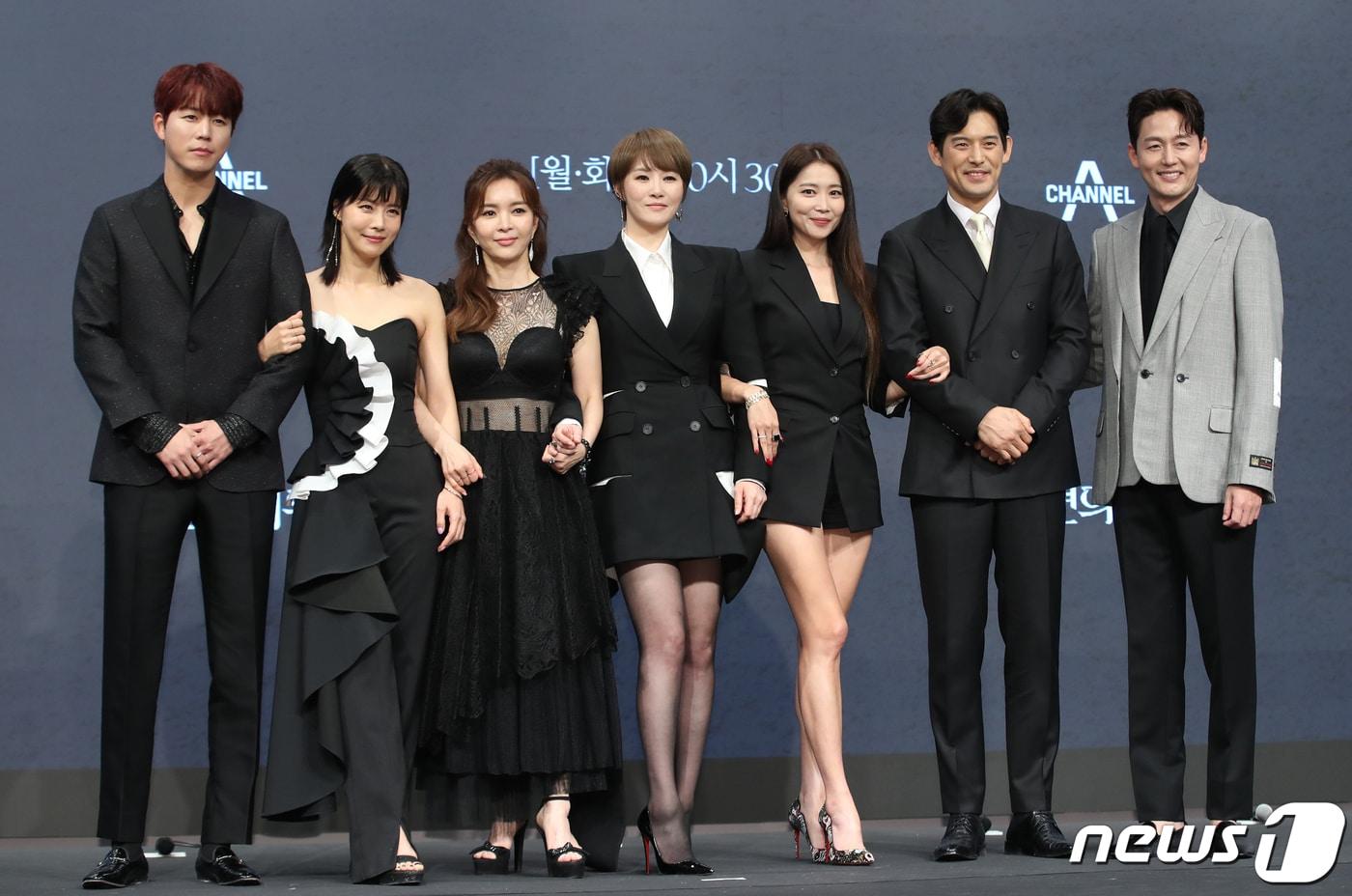 배우 신지훈(왼쪽부터)과 유선, 신은정, 김선아, 오윤아, 오지호, 이정진이 24일 서울 구로구 더세인트에서 열린 채널A 새 월화드라마 '가면의 여왕' 제작발표회에서 포즈를 취하고 있다. '가면의 여왕'(연출 강호중/극본 임도완)은 화려하게 성공한 세 여자 앞에 10년 전 그녀들의 거짓말로 살인자가 된 절친이 나타나면서 가면에 감춰져 있던 진실이 드러나고, 한 남자로 인해 인생의 소용돌이를 맞게 된 친구들의 욕망이 충돌하는 미스터리 멜로 복수극이다. 2023.4.24/뉴스1 ⓒ News1 권현진 기자