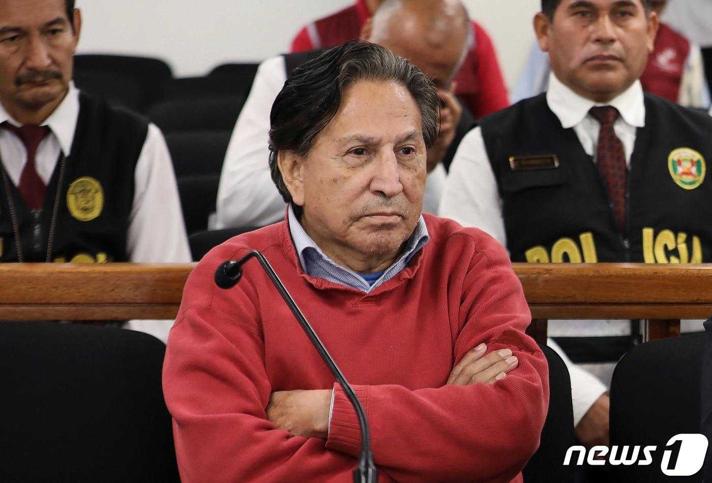 알레한드로 톨레도 전 페루 대통령이 23일(현지시간) 페루 법원에서 열린 심리에 참석하고 있다. 그는 이날 미국에서 송환된 뒤 18개월 예비적 구금명령을 받고 전직 페루 대통령 2명과 '교도소 동기'가 됐다. 23.04.23 ⓒ 로이터=뉴스1 ⓒ News1 김예슬 기자