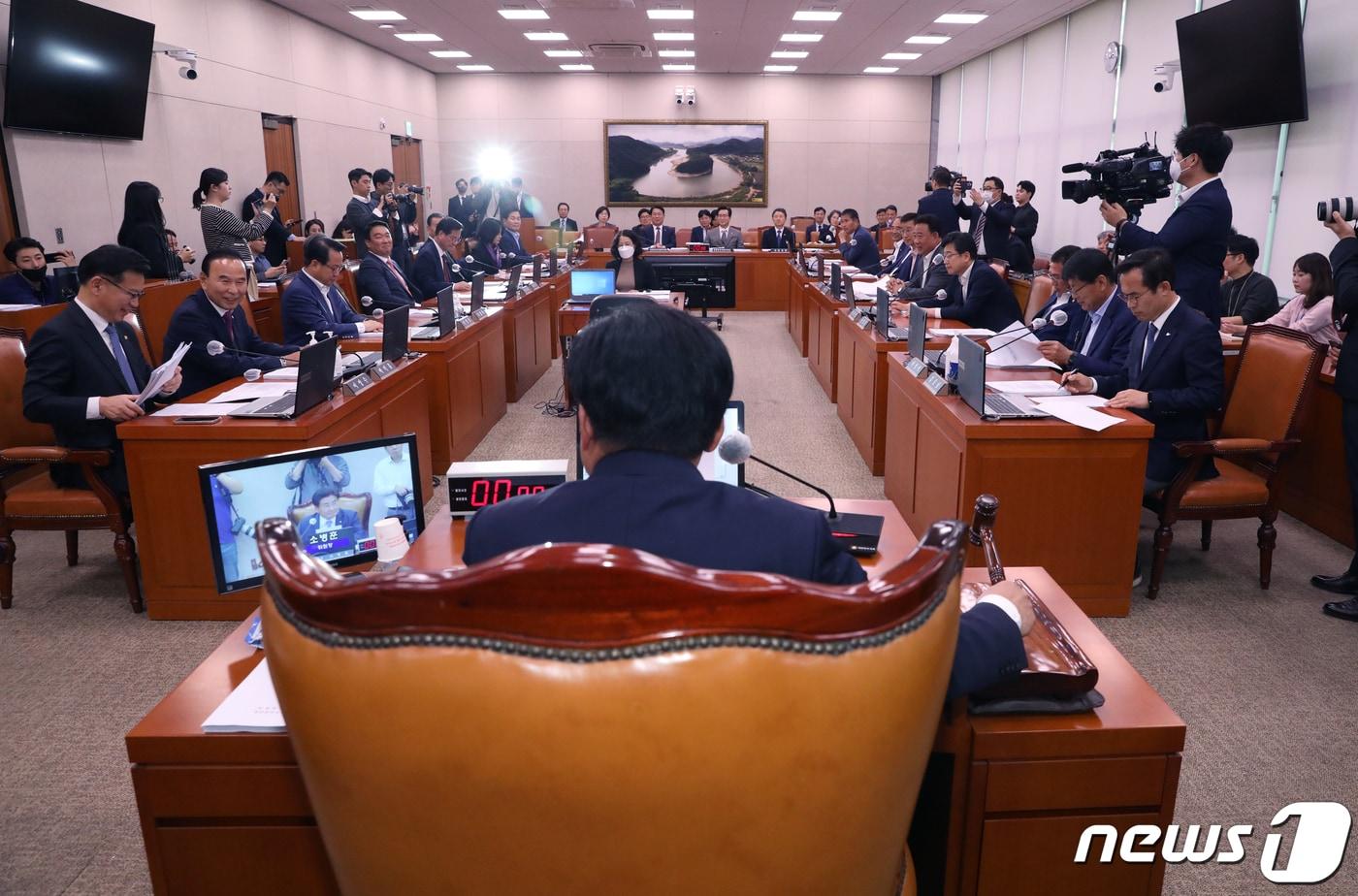 본문 이미지 - 소병훈 국회 농해수위 위원장이 24일 오후 서울 여의도 국회에서 열린 농림축산식품해양수산위원회 전체회의에서 의사봉을 두드리고 있다. 2023.4.24/뉴스1 ⓒ News1 송원영 기자