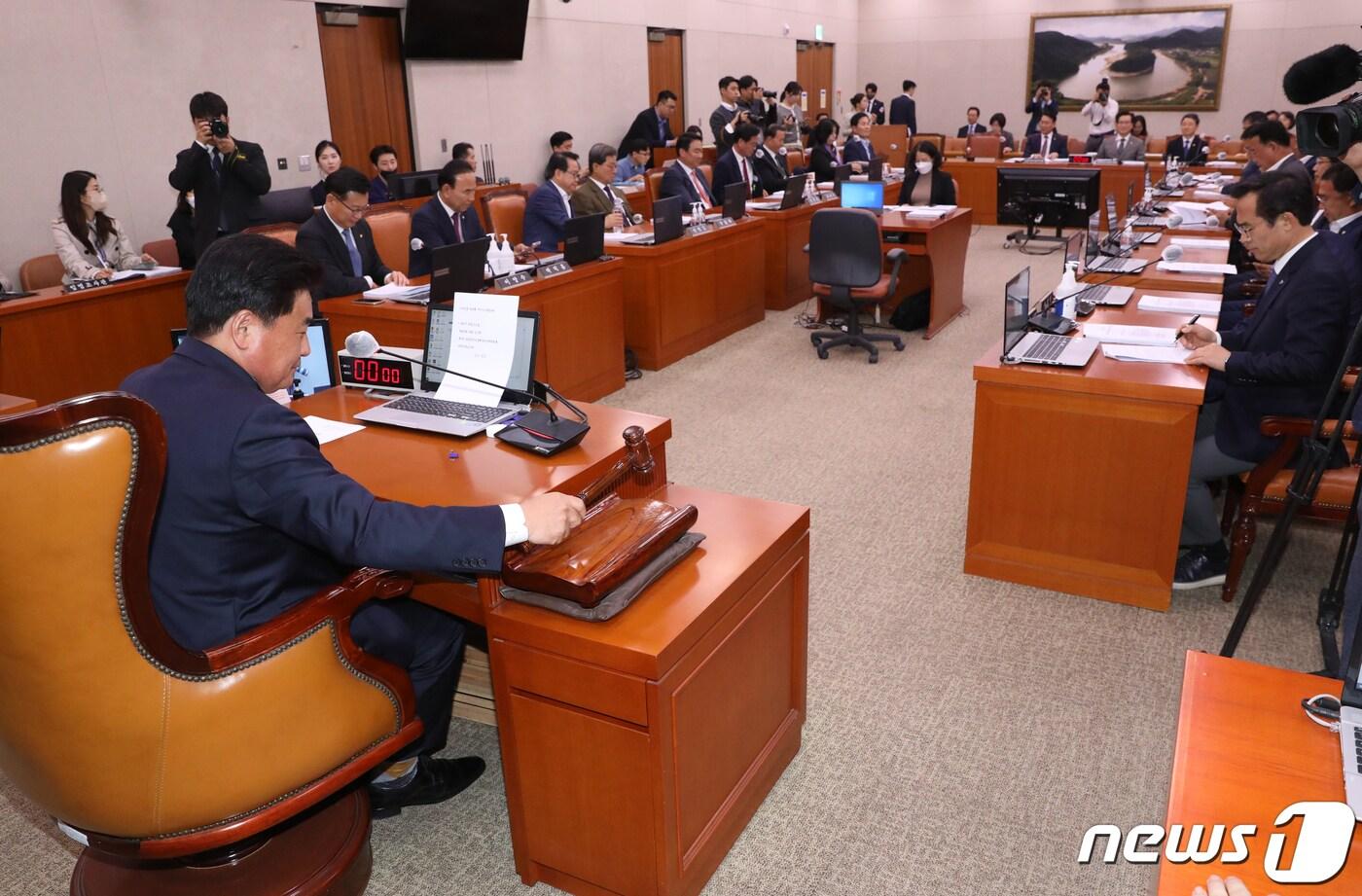 본문 이미지 - 소병훈 국회 농해수위 위원장이 24일 오후 서울 여의도 국회에서 열린 농림축산식품해양수산위원회 전체회의에서 의사봉을 두드리고 있다. 2023.4.24/뉴스1 ⓒ News1 송원영 기자